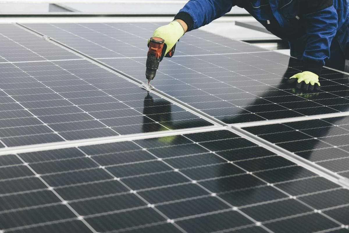 Befestigung eines Solarmoduls im Detail